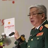 Thượng tướng Nguyễn Vịnh, Thứ trưởng Bộ Quốc phòng giới thiệu nội dung Sách trắng Quốc phòng và cuốn Sách ảnh. (Ảnh: Dương Giang/TTXVN)
