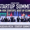 Thủ tướng Nguyễn Xuân Phúc cùng Tổng thống Hàn Quốc Moon Jae-in và các Trưởng đoàn các nước ASEAN chụp ảnh chung với doanh nghiệp trẻ từ các nước ASEAN tại lễ khởi động.(Thống Nhất/TTXVN)