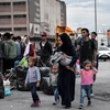Người di cư chờ để được đưa tới một trại tị nạn ở miền Bắc Hy Lạp ngày 7/10/2019. (Nguồn: AFP/TTXVN)