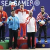 Vận động viên Thạch Kim Tuấn (bên trái) đoạt huy chương bạc. (Ảnh: Hoàng Linh/TTXVN)
