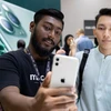 Nhân viên Apple ở Kuala Lumpur giới thiệu cho khách hàng về mẫu điện thoại iPhone 11. (Nguồn: Getty Images)
