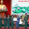 Thủ tướng Nguyễn Xuân Phúc, Chủ tịch Hội đồng thi đua khen thưởng Trung ương trao tặng Huân chương Lao động hạng Nhất cho Hội Cựu chiến binh Việt Nam. (Ảnh: Thống Nhất/TTXVN)