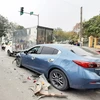 Gần như toàn bộ phần đầu của chiếc xe Mazda bị hư hỏng sau cú tông mạnh liên hoàn với 3 xe ôtô cùng chiều. (Nguồn: vinhphuc.gov.vn)