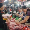 Khách mua thịt lợn tại chợ Phường 5, thành phố Đông Hà, Quảng Trị. (Ảnh: Thanh Thủy/TTXVN)