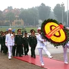 Đoàn đại biểu Quân ủy Trung ương và Bộ Quốc phòng đặt vòng hoa và vào Lăng viếng Chủ tịch Hồ Chí Minh. (Ảnh: Dương Giang/TTXVN)