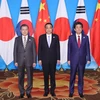 Thủ tướng Trung Quốc Lý Khắc Cường (giữa), Thủ tướng Nhật Bản Shinzo Abe (phải) và Tổng thống Hàn Quốc Moon Jae-in trong cuộc hội đàm ba bên tại Thành Đô, Trung Quốc, ngày 24/12. (Nguồn: Yonhap/ TTXVN)