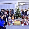 Hội người Việt Nam ở Brno và Nhóm từ thiện Hương Sen tặng quà tại Nhà trẻ mồ côi ở Brno. (Ảnh: Lê Huấn/Vietnam+)