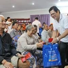 Ông Lê Văn Ron, Phó Tổng giám đốc Sacombank tặng quà cho bà con gốc Việt tại trụ sở Hội Khmer-Việt Nam. (Ảnh: Nguyễn Hùng/Vietnam+)