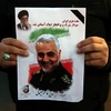 Một người ủng hộ cầm ảnh chân dung Tướng Iran Qasem Soleimani. (Nguồn: Reuters)