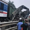 Hà Nội: Tàu hỏa đâm ôtô tại Phú Xuyên, tài xế mắc kẹt trong cabin