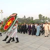 Đoàn Lãnh đạo Thành phố Hồ Chí Minh, các lực lượng vũ trang thành phố đến dâng hương, dâng hoa tưởng niệm các Anh hùng, Liệt sỹ tại Nghĩa trang Liệt sỹ Thành phố Hồ Chí Minh (Đồi không tên). (Ảnh: Thanh Vũ/TTXVN)