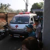 Xe cứu thương đưa nạn nhân ra khỏi hiện trường. (Ảnh: Thành Chung/TTXVN)