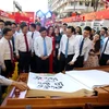 Ông Nguyễn Thành Phong, Chủ tịch Ủy ban nhân dân thành phố cùng các đại biểu tham quan Đường sách thành phố Hồ Chí Minh Tết Canh Tý 2020. (Ảnh: Thanh Vũ/TTXVN)