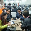Các doanh nghiệp Việt Nam tìm kiếm nguồn hàng nguyên phụ liệu dệt may tại Hội chợ. (Ảnh: Huy Lê/TTXVN)