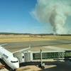 Một cột khói ở ngay sát sân bay Canberra. (Nguồn: Twitter / Mark Deasy)