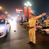 Tối 29 Tết, lực lượng cảnh sát giao thông thành phố Hưng Yên, tỉnh Hưng Yên vẫn luôn túc trực hướng dẫn giao thông trên các tuyến phố. (Ảnh: Phạm Kiên/TTXVN)