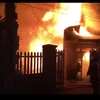 Xưởng mộc bốc cháy dữ dội trong đêm, hàng chục người tham gia dập lửa