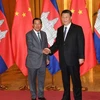 Thủ tướng Campuchia Hun Sen chào xã giao Chủ tịch Trung Quốc Tập Cận Bình. (Nguồn: phnompenhpost.com)