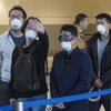 Hành khách đeo khẩu trang đề phòng lây nhiễm COVID-19 tại sân bay quốc tế Los Angeles, bang California, Mỹ ngày 2/2/2020. (Nguồn: AFP/TTXVN)