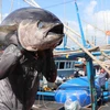 Ngư dân thành phố Tuy Hòa đưa cá ngừ từ tàu câu lên cảng cá Đông Tác, phường Phú Đông để bán cho thương lái. (Ảnh: Phạm Cường/TTXVN)