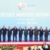 Trưởng đoàn Quốc phòng các nước ASEAN chụp ảnh chung. (Ảnh: Dương Giang/TTXVN) 