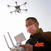 Một người dân địa phương sử dụng drone để phun thuốc khử trùng tại một ngôi làng ở tỉnh Hà Nam trung tâm của Trung Quốc vào tháng 1. (Nguồn: AFP)
