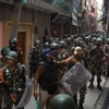Cảnh sát vũ trang triển khai tại một địa điểm xảy ra xung đột ở New Delhi. (Nguồn: CNN)