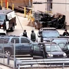 Cảnh sát và lực lượng khẩn cấp được triển khai tại hiện trường vụ nổ súng ở trụ sở hãng sản xuất bia Molson Coors của thành phố Milwaukee, bang Wisconsin (Mỹ) ngày 26/2/2020. (Nguồn: Milwaukee Journal Sentinel/TTXVN)