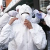 Nhân viên y tế mặc quần áo bảo hộ tại khu vực nguy cơ lây nhiễm cao COVID-19 ở Hàn Quốc. (Nguồn: AP)