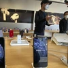 Một nhân viên trò chuyện với khách hàng tại Apple Store ở Bắc Kinh vào ngày 19/2. (Nguồn: AP) 