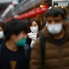 Người dân đeo khẩu trang ở ngoài đường tại Nhật Bản. (Nguồn: Reuters)