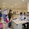Hành khách làm thủ tục khai báo y tế trước khi nhập cảnh vào Việt Nam tại cửa khẩu Sân bay quốc tế Nội Bài (Hà Nội), chiều 7/3. (Ảnh: Dương Giang/TTXVN)