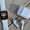 Tai nghe không dây AirPods và Apple Watch tiếp tục giúp Apple bay cao. (Nguồn: Apple)