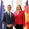 Đại sứ Nguyễn Minh Vũ và Tiến sĩ Gabriele Andretta, Chủ tịch Nghị viện bang Niedersachsen chụp ảnh lưu niệm. (Ảnh: Mạnh Hùng/TTXVN)