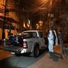 Lực lượng y tế cũng tổ chức phun tiêu độc, khử trùng toàn bộ khu dân cư nơi gia đình chị N.T.T.T sinh sống và khu vực người lái taxi sinh sống. (Nguồn: baoquangninh.com.vn)