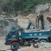 Mặc dù chưa hoàn tất các thủ tục để đưa mỏ đá Tóc Tiên đi vào khai thác, nhưng Công ty TNHH Dịch vụ Thương mại và Du lịch Vũng Tàu đã ngang nhiên đưa phương tiện vào khai thác rầm rộ. (ảnh chụp sáng 13/3/2020). (Ảnh: Hoàng Nhị/TTXVN)