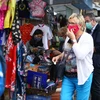 Khách du lịch nước ngoài đeo khẩu trang khi tham quan, mua sắm ở Việt Nam trong thời kỳ dịch COVID-19. (Ảnh: Minh Quyết/TTXVN)