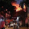 Đám cháy bùng phát tại ngôi nhà nằm trong ngõ 18 phố Hồ Đắc Di, phường Quang Trung, Đống Đa (Hà Nội). (Nguồn: TTXVN phát)