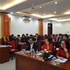 Các đại biểu thực hiện biểu quyết tại đại hội chi bộ trực thuộc Đảng bộ Kho bạc Nhà nước Quảng Ninh. (Nguồn: quangninh.gov.vn)