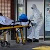 Chuyển bệnh nhân mắc COVID-19 tới bệnh viện Severo Ochoa ở Leganes, Tây Ban Nha ngày 26/3/2020. (Nguồn: AFP/TTXVN)