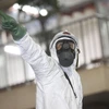Lực lượng bộ đội hóa học cùng các phương tiện chuyên dụng hiện đại đã được điều động đến Bệnh viện Bạch Mai tiến hành phun khử khuẩn. (Ảnh: Dương Giang/TTXVN)