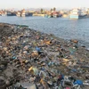 Rác thải khó phân hủy ngập tràn trên bờ tại khu vực cảng cá Đông Hải, thành phố Phan Rang-Tháp Chàm. (Ảnh: Nguyễn Thành/TTXVN)