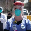 Nhân viên y tế đeo khẩu trang N95 và các thiết bị bảo hộ nhằm ngăn virus SARS-CoV-2 gây dịch COVID-19 tại New York, Mỹ ngày 1/4/2020. (Nguồn: AFP/TTXVN)