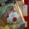 Nhân viên y tế mặc trang phục bảo hộ phòng lây nhiễm COVID-19 tại bệnh viện ở Giessen, Đức, ngày 14/4/2020. (Nguồn: AFP/TTXVN)