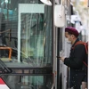 Người dân đeo khẩu trang phòng lây nhiễm COVID-19 khi đi xe buýt tại Tokyo, Nhật Bản ngày 8/4/2020. (Nguồn: THX/TTXVN)