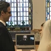 Một cặp đôi ở New York tổ chức đám cưới với sự chứng kiến của bạn bè, người thân qua ứng dụng trò chuyện video trực tuyến. (Nguồn: JTA)