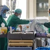 Nhân viên y tế chăm sóc bệnh nhân nhiễm COVID-19 tại bệnh viện ở Rome, Italy, ngày 20/4/2020. (Nguồn: AFP/TTXVN)