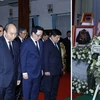 Thủ tướng Nguyễn Xuân Phúc viếng nguyên Thủ tướng Lào Sisavath Keobounphan. (Ảnh: Thống Nhất/TTXVN) 