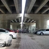 Một bãi xe dưới gầm cầu ở Hà Nội. (Nguồn: báo Hà Nội mới)