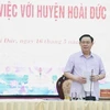 Bí thư Thành ủy Hà Nội Vương Đình Huệ chủ trì buổi làm việc với Ban Thường vụ Huyện ủy Hoài Đức. (Ảnh: Văn Điệp/TTXVN)